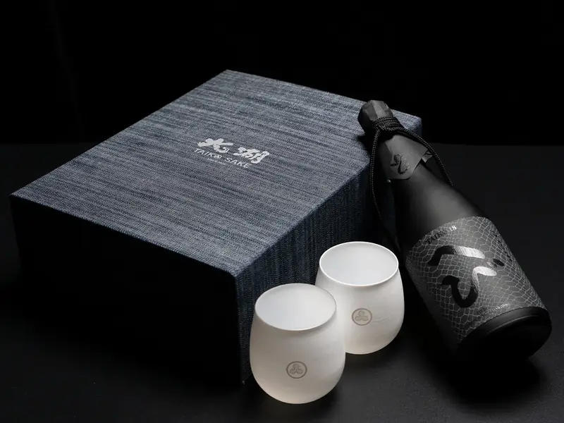 Sake gift set with cups on a dark background